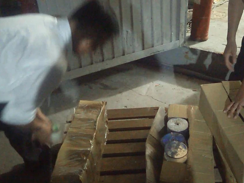 Lực lượng chức năng đã niêm phong nhiều máy móc, đĩa... để điều tra, xử lý